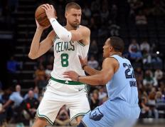 开云下载-关于灰熊鏖战凯尔特人B队，艾顿爆发神勇的信息