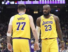 开云体育官网-湖人击败老鹰，詹姆斯季后赛级表现