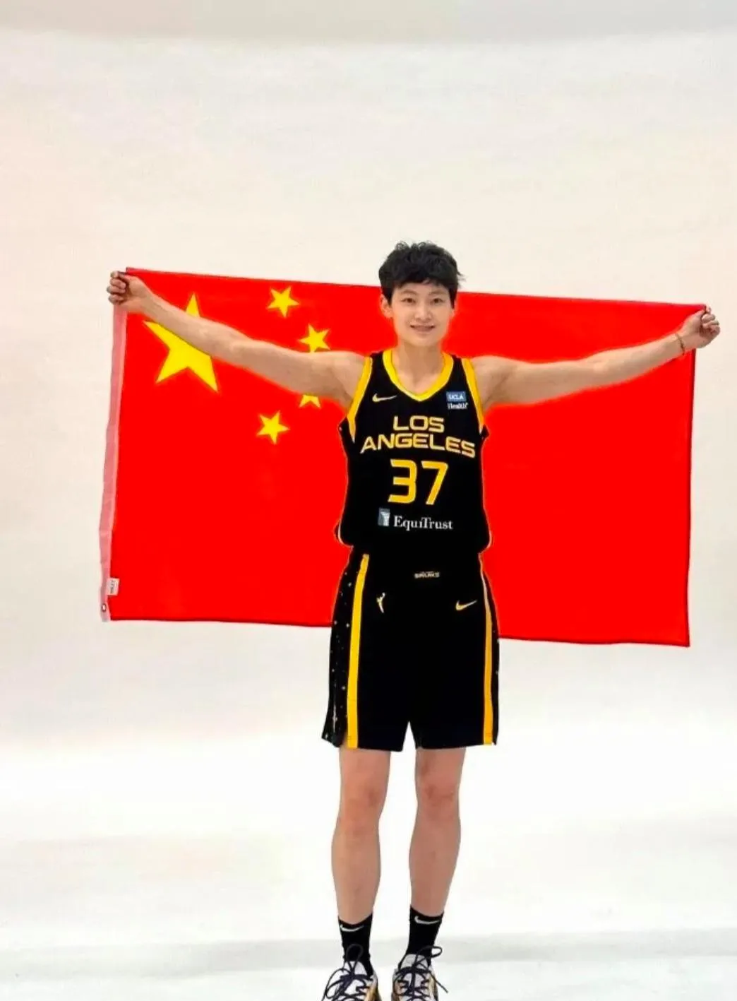 开云APP-奥斯坦联毫无悬念胜利，领先对手一步的简单介绍