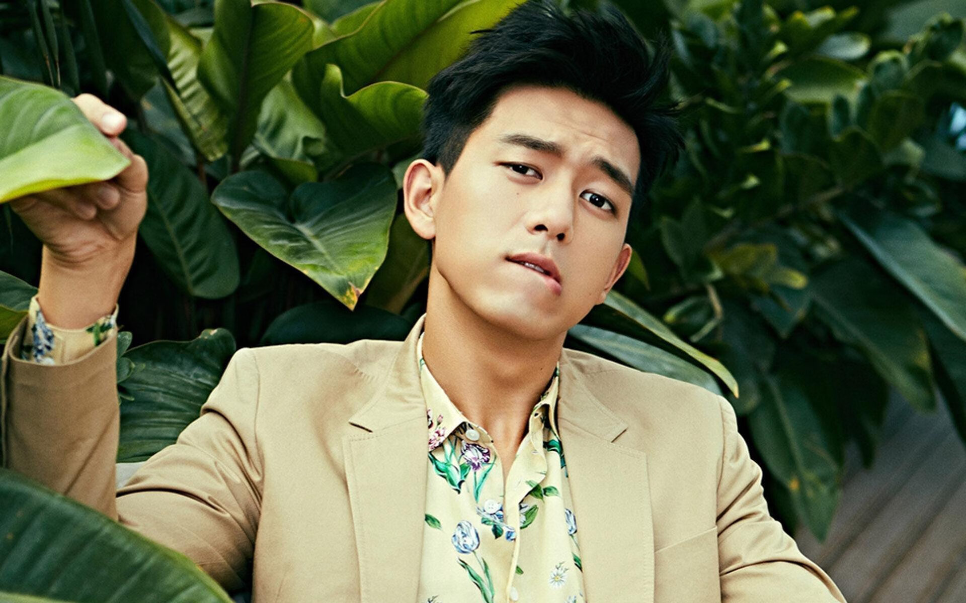 开云体育在线-季后赛巨星时刻，湖人关键战突围火箭，布克抢七接管比赛